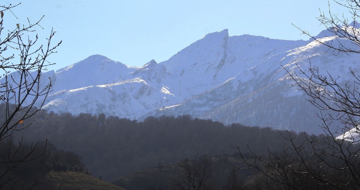 Vista de montaña nevada. Sierra de Peña Sagra 