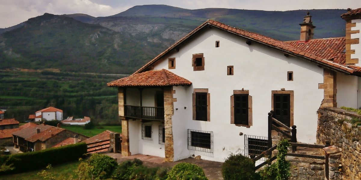 casona montañesa de tudanca con paisaje de montaña