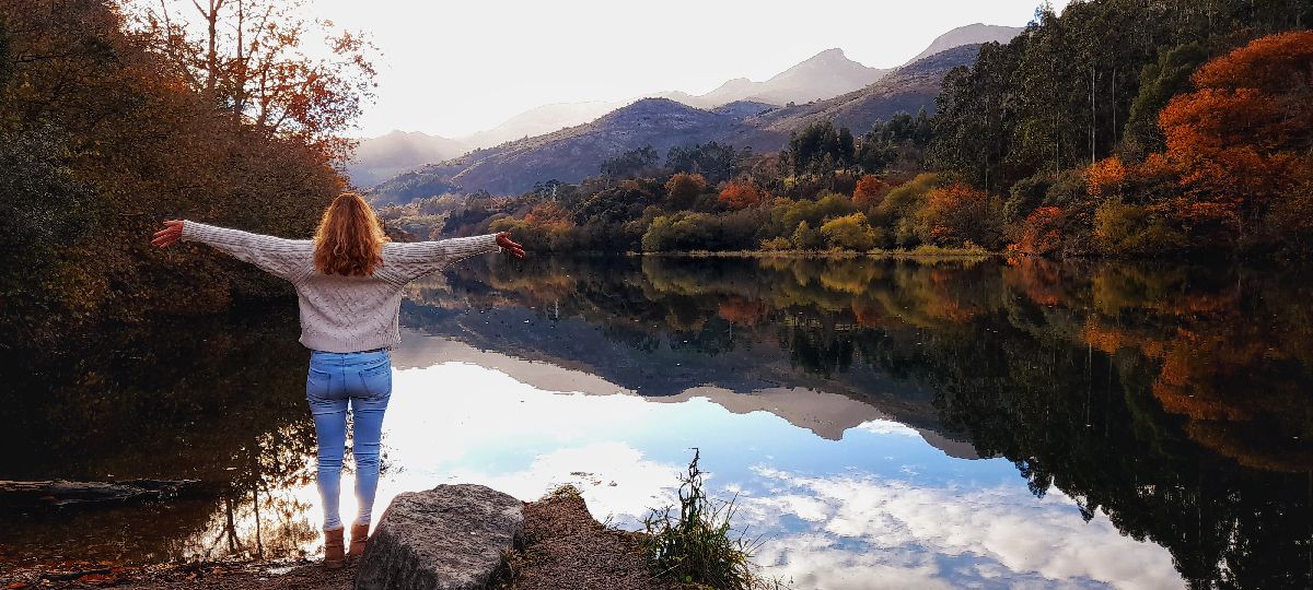 Paisaje de otoño. Mujer en el Embalse de Palombera