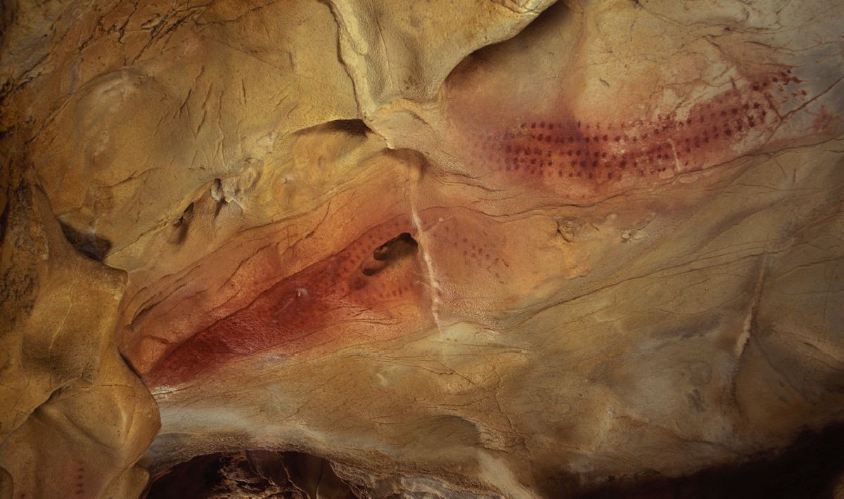 Interior de cueva de Chufín donde se ven pinturas rupestres